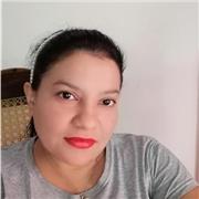 Trabajadora social imparte clases a niños de todas las edades